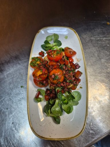 gebackener Feta mit Paprika, Kirschtomate und Granatapfel